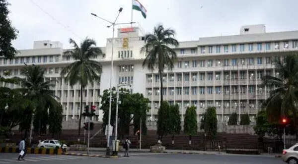 Maha transfers 21 IPS, SPS officers