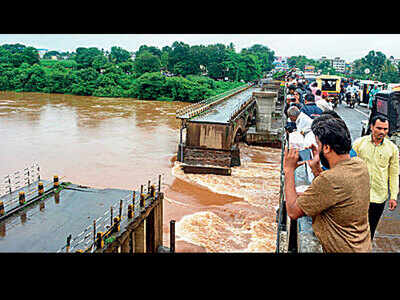 16 killed as floods grip Pune, Satara