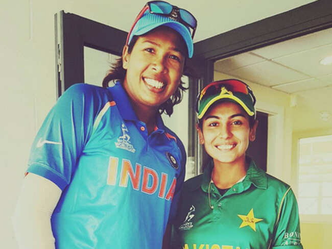 Proud moment for Pakistan&rsquo;s Kainat Imtiaz meeting her &lsquo;inspiration&rsquo; Jhulan Goswami