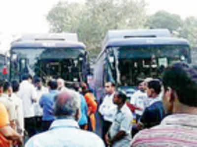 Three arrested for protesting after BEST shortens AC route