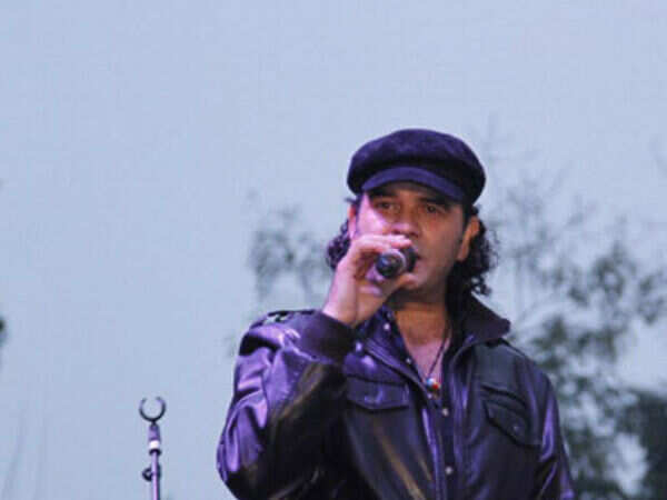 Mohit Chauhan performs at Sri Venkateswara College's annual festival in Delhi