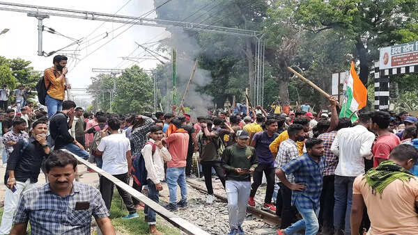 Bihar ‘burns’ with Agnipath protests; road, railway traffic disrupted