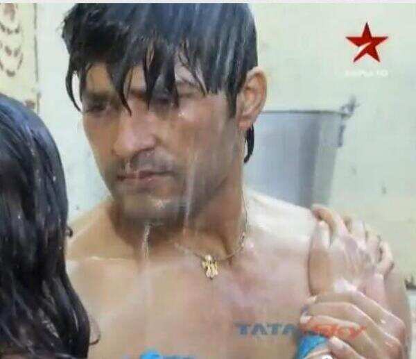 Telly heartbreakers steam it up under the shower