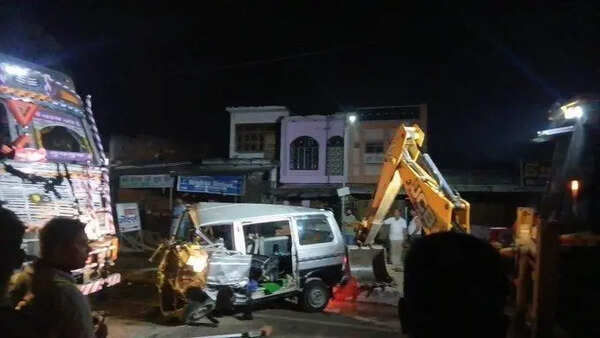16 injured in pile-up; major traffic jam