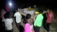 MP: Villagers carry pregnant woman in labour on cot to reach ambulance in Chhindwara 