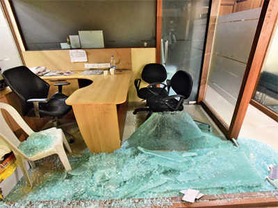 MNS workers vandalise Cong office as feud over hawkers worsens