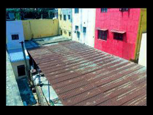 Buildings take up street in Korattur