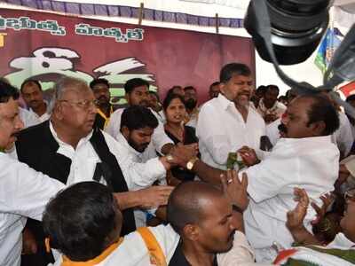 Telangana Congress leaders exchange blows on public dais while protesting against KCR govt