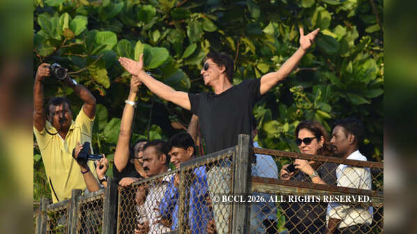 Shah Rukh Khan celebrated his birthday with media and fans