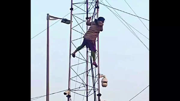 Woman climbs mobile tower, demands marriage