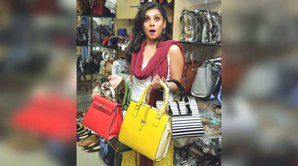 In Pics: Paayel does Puja shopping from New Market