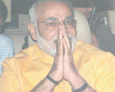 Modi makes peace with Advani as BJP spews fire in Patna
