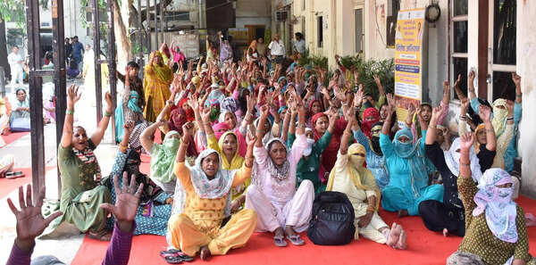 No breakthrough, safai workers might extend stir