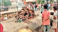 Surat: Body cremated on roadside as crematorium hikes fees 