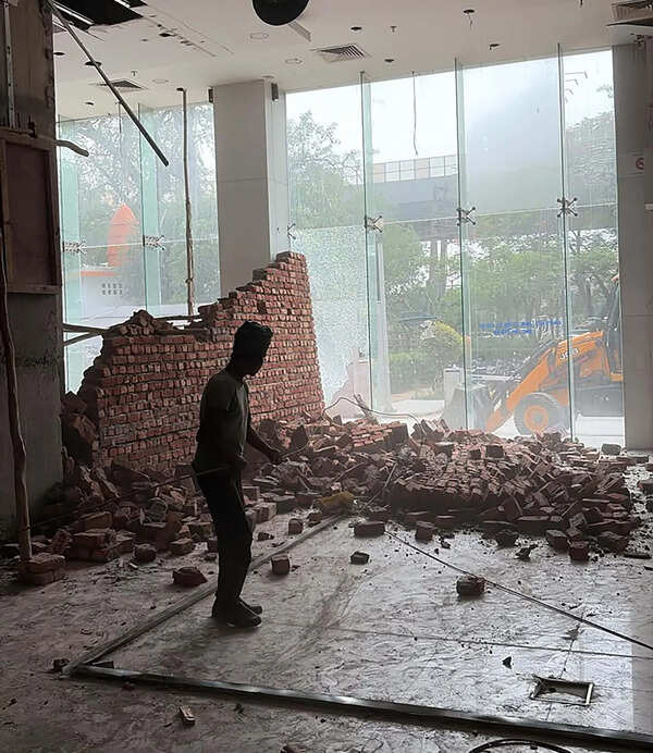 Illegal walls, rooms in offices and housing complexes face the hammer in Gurgaon