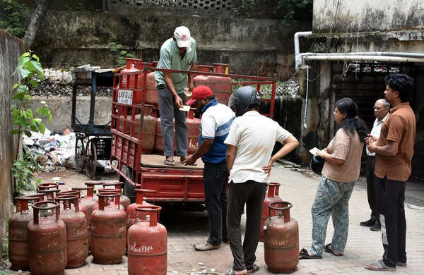 Kitchen budgets under strain as LPG price nears Rs 1,000