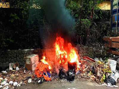 Citizens choke as trash set up in flames despite BBMP ban