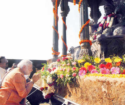 Shivaji was a Robin Hood in plundering Surat: Modi in Raigad
