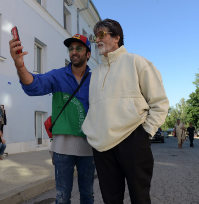 Brahmastra: Amitabh Bachchan, Ranbir Kapoor take a stroll in New York