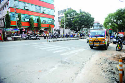 Nightmare on Namma Street: Lady scooterist robbed near Jayanagar with a machete around 10 pm; passersby just watched