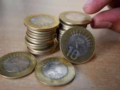 Candidate pays poll deposit in Rs 10 coins ‘for a public cause’