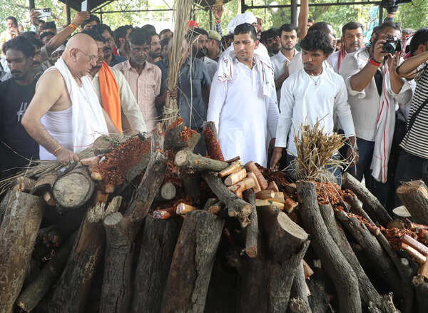 Prateek Yadav’s final journey drawsthousands; father-in-law lights pyre