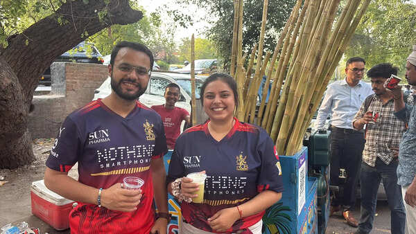 Fans shrug off 42°C in heat of Kohli moment