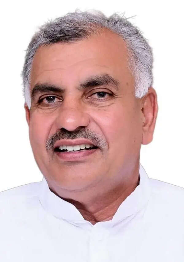 Nalwa BJP MLA prostrates before Rampal during visit to Dhanana Ashram