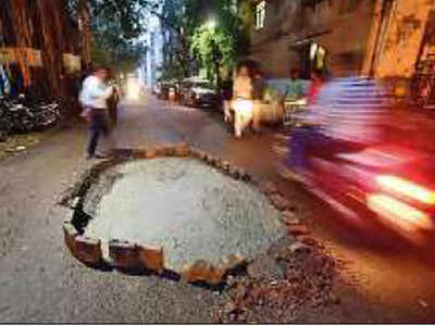 Mumbai woman scooterist on way to file case hits pothole outside police station, injure