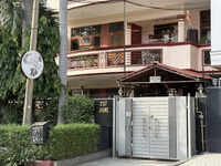 Armed gang holds family hostage, flees with Rs 9 lakh