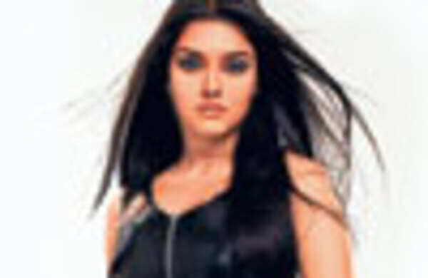 Asin, Sallu ready for Sri Lanka
