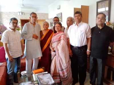 Kolkata: Abhijit Banerjee meets author Nabaneeta Deb Sen, shops at Indian ethnic outfit store