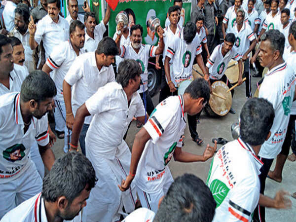 ‘Dancing MLA’ hits RK Nagar with a 100-strong troupe