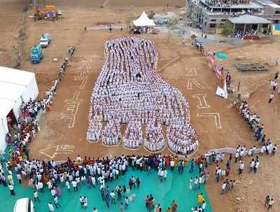 1290 students form a human chain to resemble paduka for Guinness record