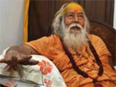 Dwarka shankaracharya slaps TV journo over poser on Modi