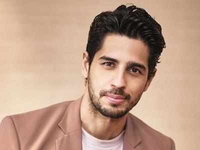 Why did Sidharth Malhotra go off from his Twitter and Instagram handles?