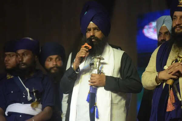Jathedar takes cognisance of thrashing of Sikh father, son