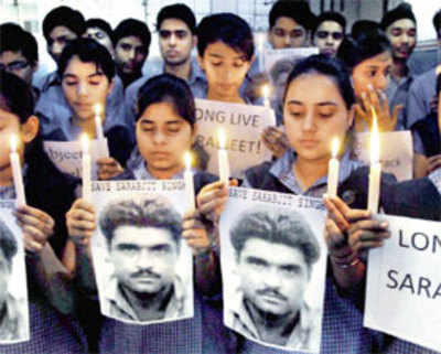 India asks Pakistan to release Sarabjit on humanitarian grounds