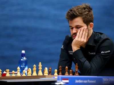 Garry Kasparov says Magnus Carlsen is 'struggling with age' as champ makes final