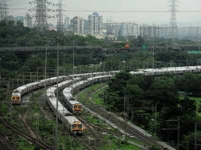 Train services suspended between Mumbai-Pune, commuters demand independent inquiry on monsoon preparatory work done by CR