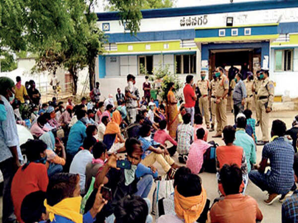 Hyderabad: Migrants flock to railway stations, return disappointed