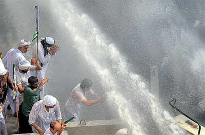 Cops unleash water cannons on farmers