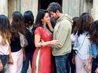 Kartik Aaryan and Kiara Advani warn against being lost in love