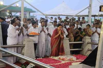 Sasikala pays homage to Jayalalithaa and late leaders before taking charge as AIADMK supremo