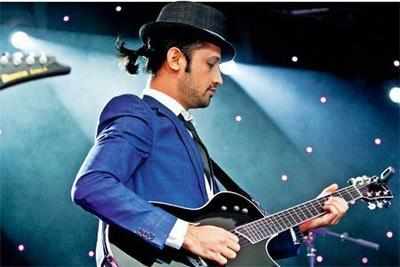 Atif Aslam halts concert to save a girl from harassment