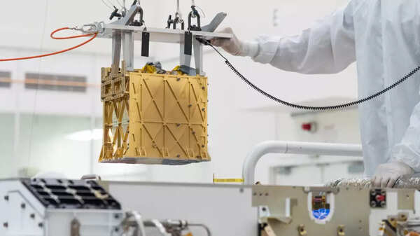 Oxygen on Mars: How MIT’s “lunchbox-sized” device is producing breathable O2