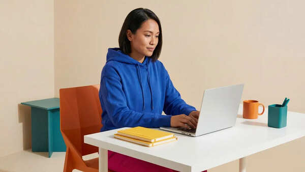 Height Adjustable Office Desks for Long Work Hours To Let You Sit Or Stand at Your Convenience