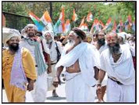 Lucknow: Computer Baba flies in to bless Congress nominee
