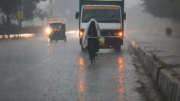 Dust storm and rain lash Delhi; IMD issues red and orange alerts