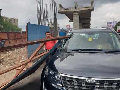 Man escapes unhurt after metallic barricade crashes on windshield of his car in Andheri